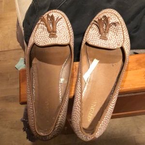 Tassel toe patterned flats